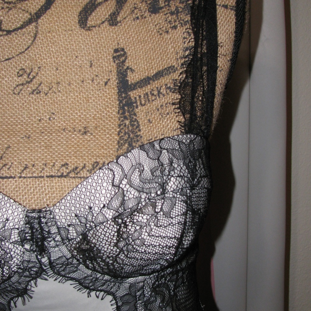 Black and White Bustier - Picture 5 of 8